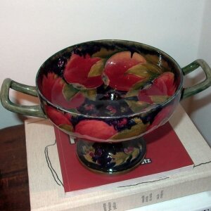 Fruteira de porcelana inglesa Moorcroft, 1913- c 1925. Assinada.